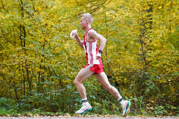 Alexander Hirschhaeuser (ASC Breidenbach) am 25.10.2020 beim BLN 42195 Halbmarathon & Marathon in Bernoewe (Stadt Oranienburg)