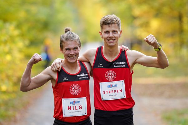Nils Huhtakangas (LG Osnabrueck) und Steffen Riestepatt (LG Osnabrueck) am 25.10.2020 beim BLN 42195 Halbmarathon & Marathon in Bernoewe (Stadt Oranienburg)