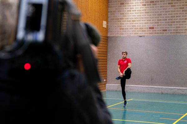 Fabian Dammermann (LG Osnabrueck) vor der Kamera am 14.12.2020 beim SAT.1 Dreh: Training in Coronazeiten.