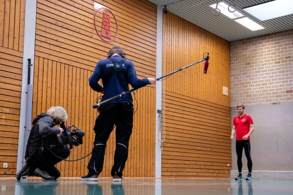 Fabian Dammermann (LG Osnabrueck) vor der Kamera am 14.12.2020 beim SAT.1 Dreh: Training in Coronazeiten.