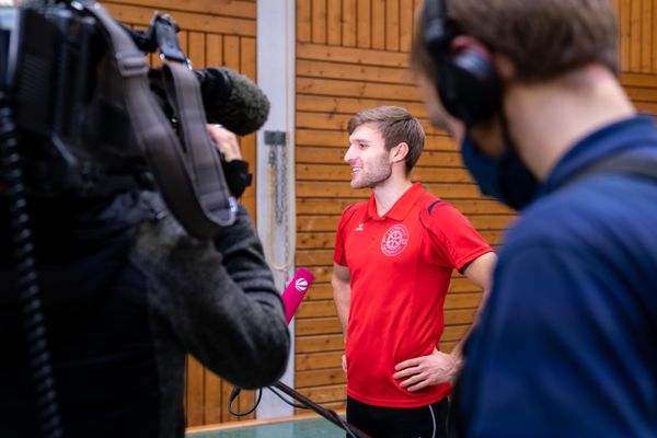 Fabian Dammermann (LG Osnabrueck) vor der Kamera am 14.12.2020 beim SAT.1 Dreh: Training in Coronazeiten.