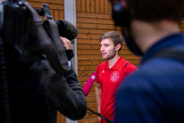 Fabian Dammermann (LG Osnabrueck) vor der Kamera am 14.12.2020 beim SAT.1 Dreh: Training in Coronazeiten.