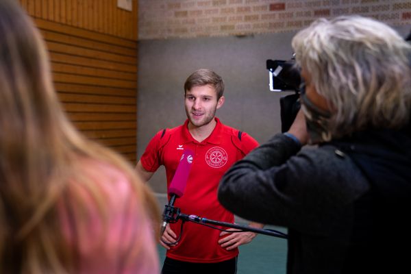 Fabian Dammermann (LG Osnabrueck) vor der Kamera am 14.12.2020 beim SAT.1 Dreh: Training in Coronazeiten.