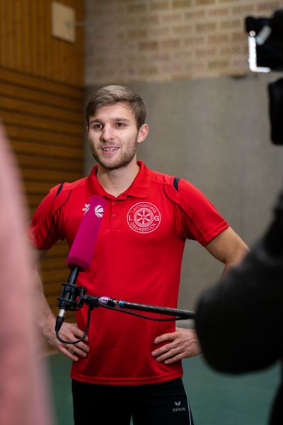 Fabian Dammermann (LG Osnabrueck) vor der Kamera am 14.12.2020 beim SAT.1 Dreh: Training in Coronazeiten.