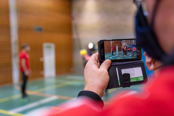 Fabian Dammermann (LG Osnabrueck) vor der Kamera am 14.12.2020 beim SAT.1 Dreh: Training in Coronazeiten. Anton Siemer film es mit seiner Handykamera.