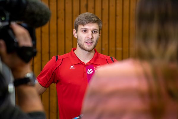 Fabian Dammermann (LG Osnabrueck) vor der Kamera am 14.12.2020 beim SAT.1 Dreh: Training in Coronazeiten.