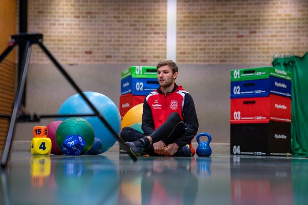 Fabian Dammermann (LG Osnabrueck) vor der Kamera am 14.12.2020 beim SAT.1 Dreh: Training in Coronazeiten.