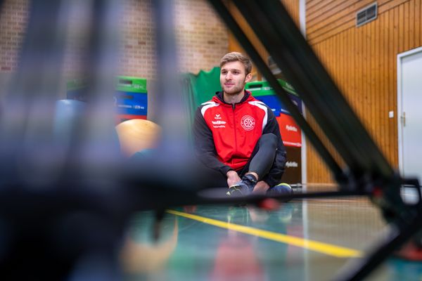 Fabian Dammermann (LG Osnabrueck) vor der Kamera am 14.12.2020 beim SAT.1 Dreh: Training in Coronazeiten.