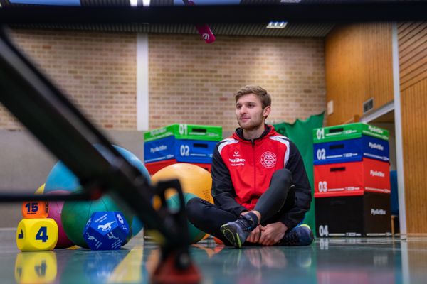 Fabian Dammermann (LG Osnabrueck) vor der Kamera am 14.12.2020 beim SAT.1 Dreh: Training in Coronazeiten.