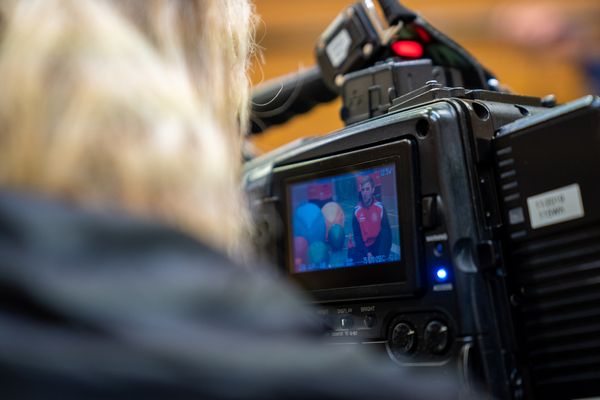 Fabian Dammermann (LG Osnabrueck) vor der Kamera am 14.12.2020 beim SAT.1 Dreh: Training in Coronazeiten.