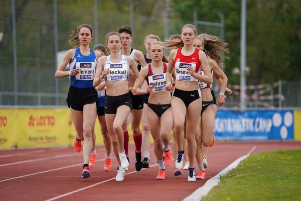 Svenja Clemens (LG Odenwald), Emma Heckel (LG TELIS FINANZ Regensburg), Rahel Broemmel (LG Olympia Dortmund) am 01.05.2021 waehrend der Deutschen Meisterschaften Langstrecke im Otto-Schott-Sportzentrum in Mainz