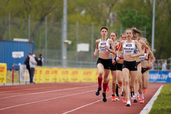 Emma Heckel (LG TELIS FINANZ Regensburg) und Jasmina Stahl (Hannover 96) am 01.05.2021 waehrend der Deutschen Meisterschaften Langstrecke im Otto-Schott-Sportzentrum in Mainz