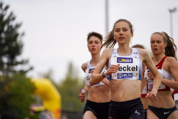 Emma Heckel (LG TELIS FINANZ Regensburg) am 01.05.2021 waehrend der Deutschen Meisterschaften Langstrecke im Otto-Schott-Sportzentrum in Mainz