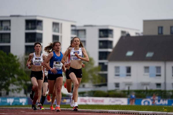 Emma Heckel (LG TELIS FINANZ Regensburg) am 01.05.2021 waehrend der Deutschen Meisterschaften Langstrecke im Otto-Schott-Sportzentrum in Mainz