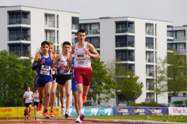 Theodor Schucht (SCC Berlin) vor Anas Belfqih (TV Waldstrasse Wiesbaden) und Tobias Prater (LG TELIS FINANZ Regensburg) am 01.05.2021 waehrend der Deutschen Meisterschaften Langstrecke im Otto-Schott-Sportzentrum in Mainz