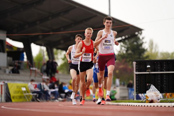 Theodor Schucht (SCC Berlin) vor Henrik Lindstrot (LG Olympia Dortmund) am 01.05.2021 waehrend der Deutschen Meisterschaften Langstrecke im Otto-Schott-Sportzentrum in Mainz