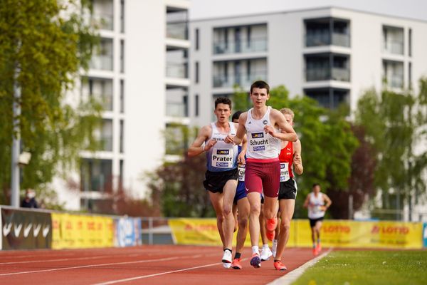 Theodor Schucht (SCC Berlin) vor Tobias Prater (LG TELIS FINANZ Regensburg) am 01.05.2021 waehrend der Deutschen Meisterschaften Langstrecke im Otto-Schott-Sportzentrum in Mainz