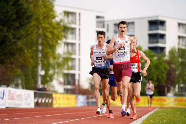 Theodor Schucht (SCC Berlin) vor Tobias Prater (LG TELIS FINANZ Regensburg) am 01.05.2021 waehrend der Deutschen Meisterschaften Langstrecke im Otto-Schott-Sportzentrum in Mainz