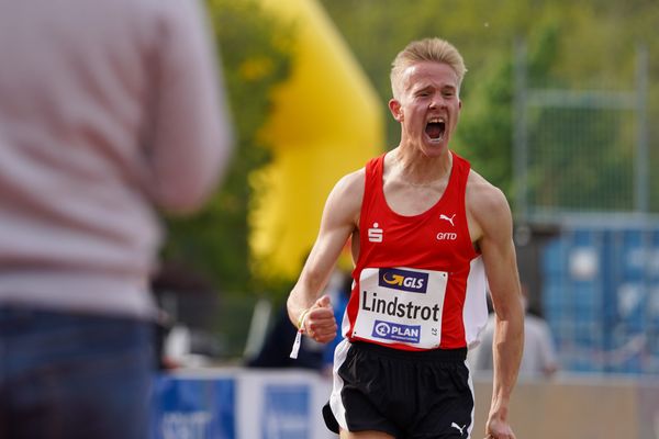 Neuer Deutscher Meister ueber 10000m der maennlichen U20 Henrik Lindstrot (LG Olympia Dortmund) am 01.05.2021 waehrend der Deutschen Meisterschaften Langstrecke im Otto-Schott-Sportzentrum in Mainz