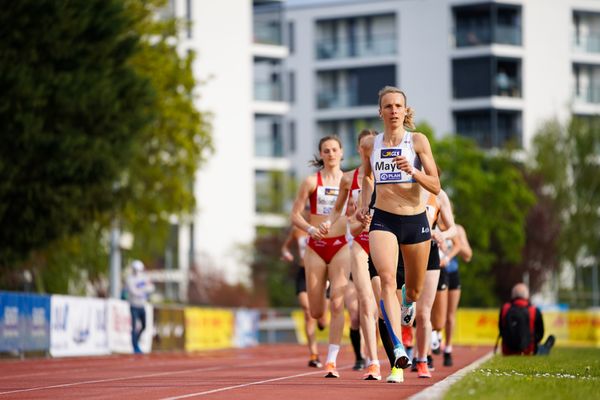 Domenika Mayer (LG TELIS FINANZ Regensburg) am 01.05.2021 waehrend der Deutschen Meisterschaften Langstrecke im Otto-Schott-Sportzentrum in Mainz