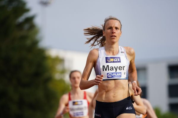 Domenika Mayer (LG TELIS FINANZ Regensburg) am 01.05.2021 waehrend der Deutschen Meisterschaften Langstrecke im Otto-Schott-Sportzentrum in Mainz