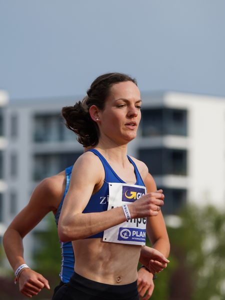 Julia Kuempers (Leichtathletikclub Kronshagen) am 01.05.2021 waehrend der Deutschen Meisterschaften Langstrecke im Otto-Schott-Sportzentrum in Mainz