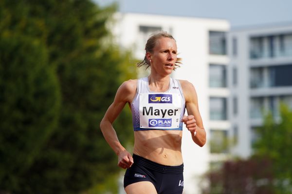 Domenika Mayer (LG TELIS FINANZ Regensburg) am 01.05.2021 waehrend der Deutschen Meisterschaften Langstrecke im Otto-Schott-Sportzentrum in Mainz