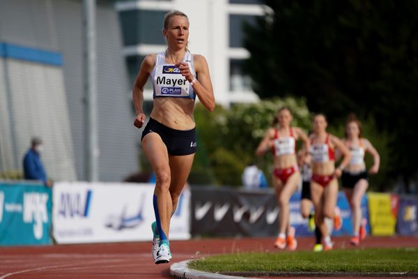 Domenika Mayer (LG TELIS FINANZ Regensburg) am 01.05.2021 waehrend der Deutschen Meisterschaften Langstrecke im Otto-Schott-Sportzentrum in Mainz