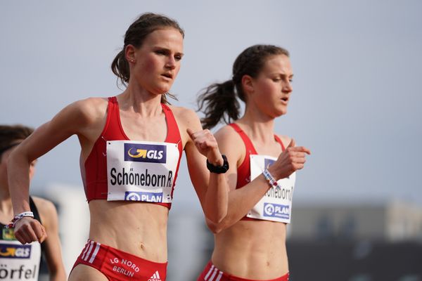 Rabea Schoeneborn (LG Nord Berlin) und Deborah Schoeneborn (LG Nord Berlin) am 01.05.2021 waehrend der Deutschen Meisterschaften Langstrecke im Otto-Schott-Sportzentrum in Mainz