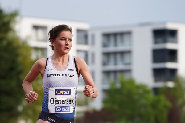 Svenja Ojstersek (LG TELIS FINANZ Regensburg) am 01.05.2021 waehrend der Deutschen Meisterschaften Langstrecke im Otto-Schott-Sportzentrum in Mainz