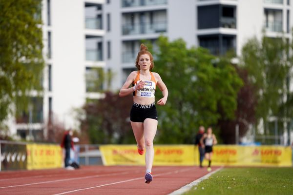 Eva Dieterich (Laufteam Kassel) am 01.05.2021 waehrend der Deutschen Meisterschaften Langstrecke im Otto-Schott-Sportzentrum in Mainz