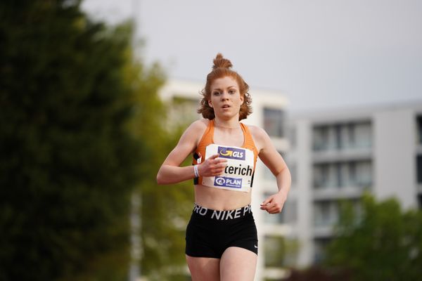 Eva Dieterich (Laufteam Kassel) am 01.05.2021 waehrend der Deutschen Meisterschaften Langstrecke im Otto-Schott-Sportzentrum in Mainz