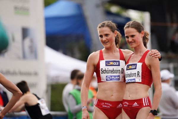 Deborah Schoeneborn (LG Nord Berlin) und Rabea Schoeneborn (LG Nord Berlin) im Ziel am 01.05.2021 waehrend der Deutschen Meisterschaften Langstrecke im Otto-Schott-Sportzentrum in Mainz