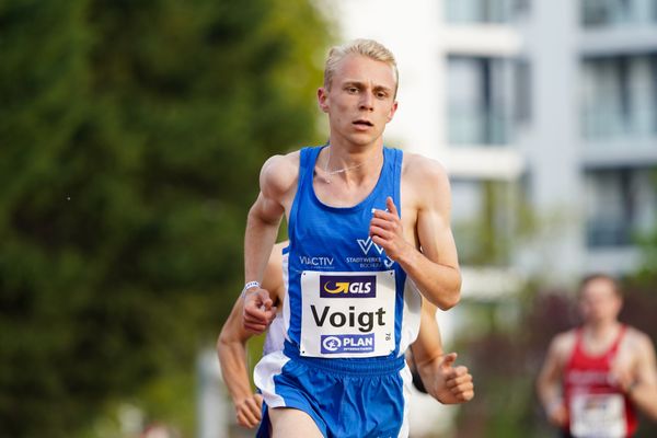 Nils Voigt (TV Wattenscheid 01) am 01.05.2021 waehrend der Deutschen Meisterschaften Langstrecke im Otto-Schott-Sportzentrum in Mainz