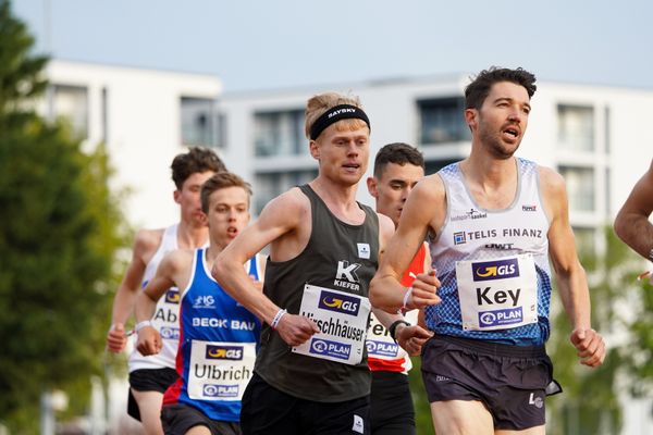 Kevin Key (LG TELIS FINANZ Regensburg) vor Alexander Hirschhaeuser (ASC 1990 Breidenbach) am 01.05.2021 waehrend der Deutschen Meisterschaften Langstrecke im Otto-Schott-Sportzentrum in Mainz