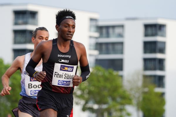Samuel Fitwi Sibhatu (LG Vulkaneifel) am 01.05.2021 waehrend der Deutschen Meisterschaften Langstrecke im Otto-Schott-Sportzentrum in Mainz
