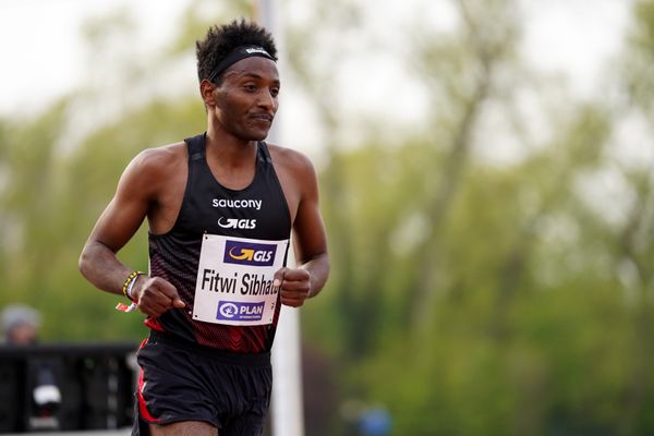 Samuel Fitwi Sibhatu (LG Vulkaneifel) am 01.05.2021 waehrend der Deutschen Meisterschaften Langstrecke im Otto-Schott-Sportzentrum in Mainz