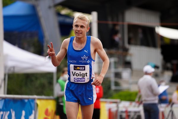 Deutscher Meister ueber 10000m Nils Voigt (TV Wattenscheid 01) am 01.05.2021 waehrend der Deutschen Meisterschaften Langstrecke im Otto-Schott-Sportzentrum in Mainz