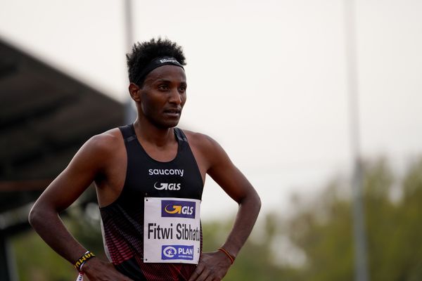 Samuel Fitwi Sibhatu (LG Vulkaneifel) am 01.05.2021 waehrend der Deutschen Meisterschaften Langstrecke im Otto-Schott-Sportzentrum in Mainz