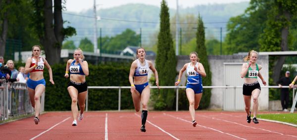 Imke Leigers (SV Union Meppen), Hanna Riemann (OTB Osnabrueck), Almut Schwarzkopf (BTB Oldenburg), Hanna Hagevik-Bakke (OTB Osnabrueck) und Mia Hinz (TuS Bothfeld) ueber 200m am 29.05.2021 waehrend des Frank Ruediger Sportfestes auf dem Carl-Starcke-Platz in Melle