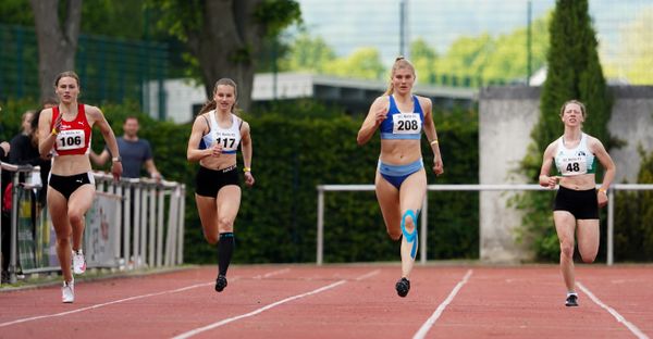 Fiona Wildemann (LG Brillux Muenster), Lea Kimpel (LG Lueneburg), Lara Siemer (Rukeli Trollmann e. V.) und Emilie Philipps (Eintracht Hildesheim) am 29.05.2021 waehrend des Frank Ruediger Sportfestes auf dem Carl-Starcke-Platz in Melle