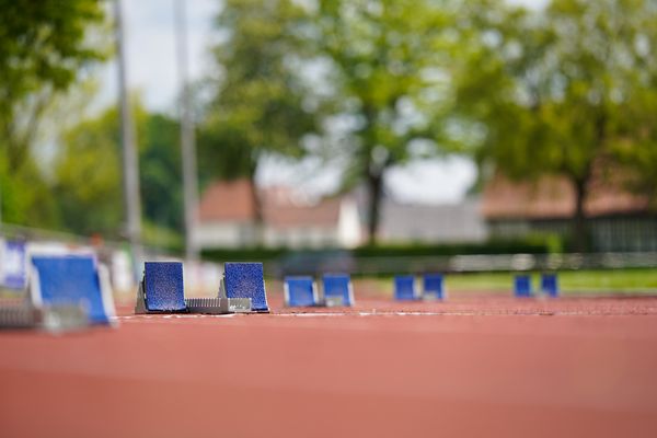 Impressionen: Blaue Startbloecke auf roter Bahn am 29.05.2021 waehrend des Frank Ruediger Sportfestes auf dem Carl-Starcke-Platz in Melle