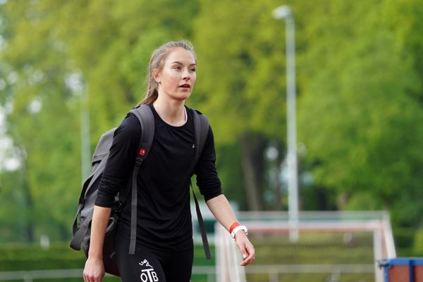 Carolin Bothe (OTB Osnabrueck) auf dem Weg zum 800m Start am 29.05.2021 waehrend des Frank Ruediger Sportfestes auf dem Carl-Starcke-Platz in Melle