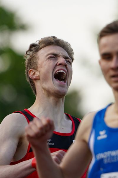 Andre Rohling (LG Osnabrueck) freut sich ueber eine neue 800m PB am 29.05.2021 waehrend des Frank Ruediger Sportfestes auf dem Carl-Starcke-Platz in Melle