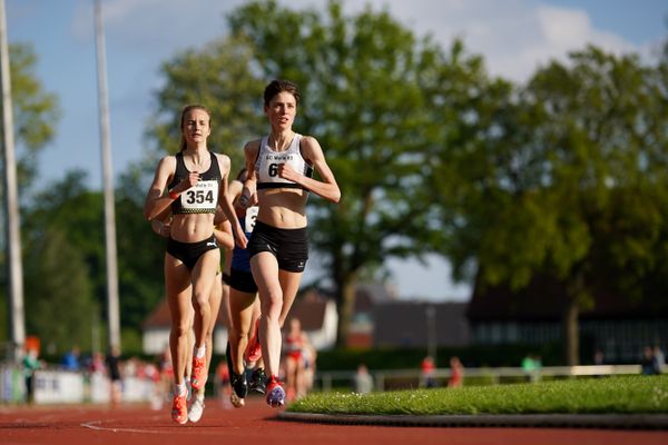 Jasmina Stahl (Hannover 96) vor Xenia Krebs (VfL Loeningen) am 29.05.2021 waehrend des Frank Ruediger Sportfestes auf dem Carl-Starcke-Platz in Melle