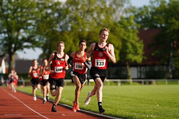 Linus Vennemann (LG Osnabrueck) fuehrt das Feld an ueber 1500m am 29.05.2021 waehrend des Frank Ruediger Sportfestes auf dem Carl-Starcke-Platz in Melle