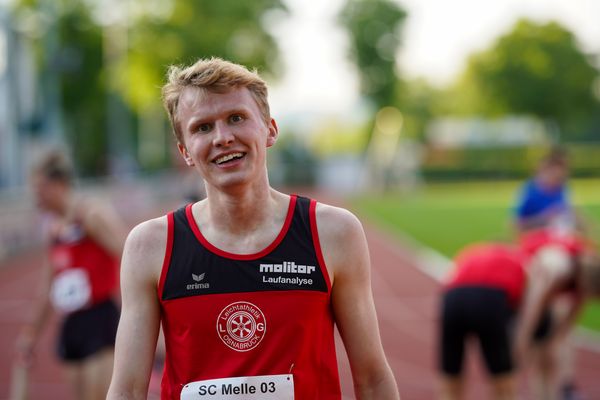 Linus Vennemann (LG Osnabrueck) im Ziel am 29.05.2021 waehrend des Frank Ruediger Sportfestes auf dem Carl-Starcke-Platz in Melle