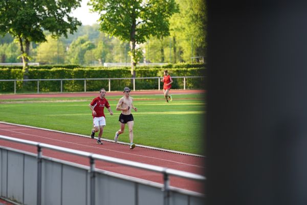 Nils Huhtakangas (LG Osnabrueck) macht Tempo fuer Ingo Assmann am 29.05.2021 waehrend des Frank Ruediger Sportfestes auf dem Carl-Starcke-Platz in Melle