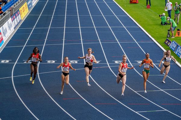 100m Vorlauf mit Yasmin Kwadwo (LC Paderborn), Jennifer Montag (TSV Bayer 04 Leverkusen), Talea Prepens (TV Cloppenburg), Sophia Junk (LG Rhein-Wied), Tatjana Pinto (LC Paderborn), Marina Scherzl (LG Kreis Dachau) am 05.06.2021 waehrend den deutschen Leichtathletik-Meisterschaften 2021 im Eintracht-Stadion in Braunschweig