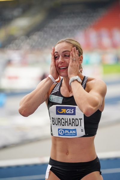 Alexandra Burghardt (LG Gendorf Wacker Burghausen) freut sich ueber ihren Titel und die Olympianorm am 05.06.2021 waehrend den deutschen Leichtathletik-Meisterschaften 2021 im Eintracht-Stadion in Braunschweig